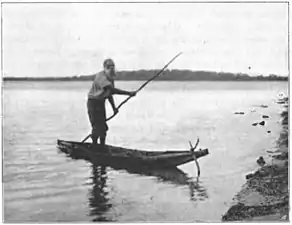 Nativo australiano en una canoa de corteza.