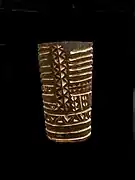 Brazalete antiguo de madera tallada, África Central.
