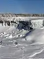 El pabellón turístico de la Isla de la Cabra sobre el río Niágara congelado.