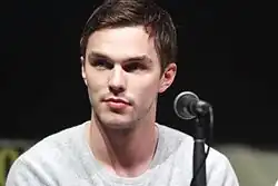 Nicholas Hoult hablando en la Comic-Con Internacional de San Diego 2013, para X-Men: Días del Futuro Pasado, en el Centro de Convenciones de San Diego en San Diego, California.