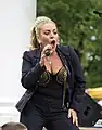 Nicola Marie, ex-concursante de The X Factor vestida como Madonna en una presentación en vivo.