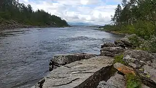 El río Njuoraeatnu en el límite del parque.