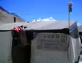 Casa de té en el campamento base norte del Everest. El monte Everest se aprecia al fondo