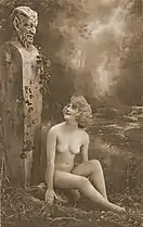 Postal, Joven sentada con una herma del dios Pan, años 1920.