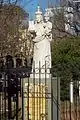 Imagen en plaza Cerdeña, frente a la Dirección Nacional de Migraciones.