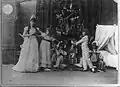 Stanislava Belinskaya como Clara, Lydia Rubtsova como Marianna, y Vasiliy Stulkolkin como Fritz vestidos con los diseños de Vsévolozhsky para El cascanueces (1892)