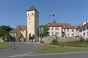 Ochsenfurt, vista en la calle (Hauptstrasse -Zwinger) con la puerta (Oberen Tor)