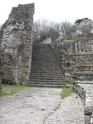 Escalera norte para acceder al corredor de servicio.