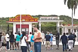 Turistas en el sector estadounidense.