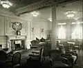 Sala de lectura y correspondencia del Olympic de primera clase, idéntica a la del Titanic, aunque, debido a que la mitad de la zona de paseo estaba acristalada, entraba menos luz natural.