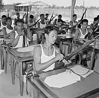 Alumnos de la Escuela de Policía de Surinam, practicando el desarmado básico del M.95 en 1955.