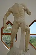 Uno de los compañeros de Ulises, sosteniendo el extremo de la estaca con la que ciegan a Polifemo.