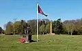 Dos monumentos de guerra (Soldado con la Niña de las flores en primer plano)