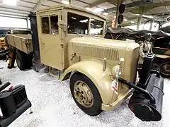 Copia de Daimler-Benz L 701 con gasógeno.