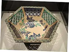 Cuenco calado hexagonal Ko-Kiyomizu (1731–1752), Japón, artista desconocido, gres con esmaltes sobre vidriados