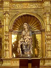La Virgen con el Niño y San Juanito en la hornacina central de la predela