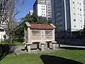 Hórreo ornamental en el sureste de la plaza.