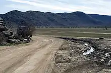 Fotografía de las profundas roderas dejadas por un vehículo que abandonó un sendero señalizado