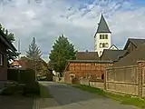 Ostönnen, el torre de la iglesia (Sankt Andreas Kirche) en la calle