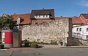 Los restos de la muralla de la ciudad y el baño público