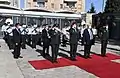 Orden de los destinatarios de los Premios Sobresalientes del Presidente con el telón de fondo de la puerta de entrada