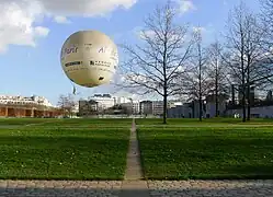 El globo sujeto al suelo.