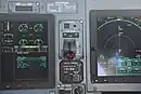 A la izquierda, EWD en un ATR 72-600. Notar la checklist.