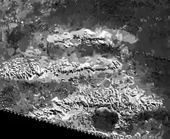 Imagen SAR de Cassini de Mithrim Montes en Titán, mostrando 3 crestas paralelas
