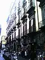 Fachada hacia Piazza San Domenico Maggiore.
