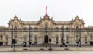 Vista del palacio con su verja.