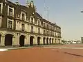 Palacio de Gobierno y el Cosmovitral al fondo de la foto, febrero de 2014.