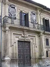 Puerta y balcón principal.