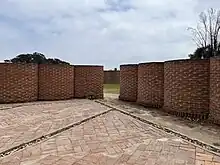 Construcciones de ladrillo en el cementerio de Ciudad Abierta en Ritoque, espacio creativo de la facultad de arquitectura de la Universidad Católica de Valparaíso.