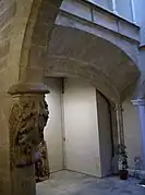 Arcos del nivel inferior del patio del Palacio del Marqués de la Scala (Valencia).