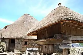 Palloza y hórreo en Piornedo.