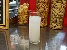 Anís paloma en vaso de tubo en un bar de la ciudad de Alicante