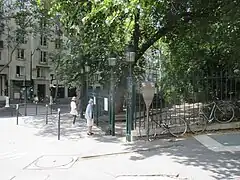 Entrada del parque Buttes-Chaumont, en la esquina de la avenida Simón Bolívar y la calle Botzaris