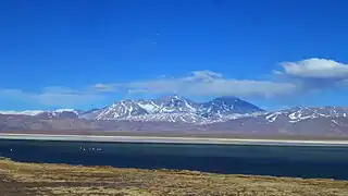 Panorámica de la laguna con Nevado Tres Cruces de fondo.