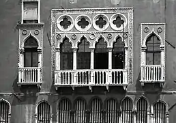 Detalle de la cuadrífora. Foto de Paolo Monti.