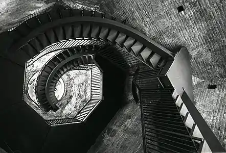 La escalera de caracol en la torre. Foto de Paolo Monti, 1972.