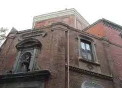 Paredes, zócalos, dinteles, ventanas y puerta de la iglesia.