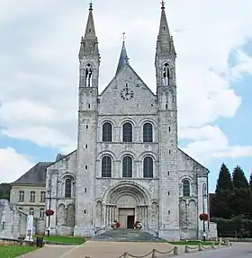 La abadía de Saint-Georges, Boscherville, es muy típica de la arquitectura normanda de principios del siglo XII con pisos de ventanas idénticas, arcadas ciegas y torreones pareados. La fachada revela la forma de la nave y los pasillos.