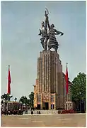 La escultura coronando el pabellón soviético en la Exposición Internacional de París de 1937.