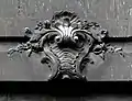 Elemento decorativo a la altura de las ventanas.