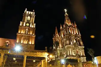 Vista nocturna de la Parroquia de San Miguel Arcángel.