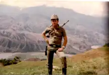 Agente de policía en una zona rural montañosa a inicios de los 80