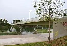 Pasarela sobre la dársena que conecta el parque de San Jerónimo con el del Alamillo