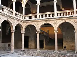 Patio columnado del palacio con la escalera al fondo.