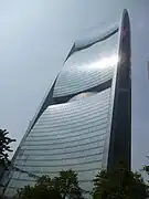 Pearl River Tower, rascacielos diseñado para tener una gran eficiencia energética (incluyendo generadores eólicos y placas solares), ubicado en Cantón, China.