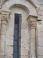 Ventana del ábside; el apitel derecho tiene pájaros que se pican las patas.